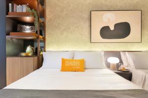 A bed or beds in a room at Dash Living on Prat