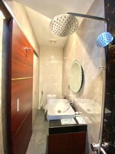 La salle de bains est pourvue d'un lavabo, de toilettes et d'un miroir. dans l'établissement Petro Inn Takengon, à Takengon