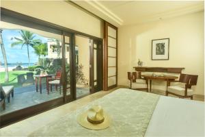 1 dormitorio con 1 cama con sombrero en Shanti Maurice Resort & Spa en Chemin Grenier