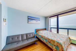 sypialnia z łóżkiem i kanapą w obiekcie Golden Sands 1209 w mieście Ocean City +22 zdjęcia