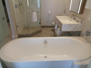 Ένα μπάνιο στο Houghton Suites