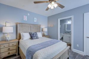 een slaapkamer met een bed en een plafondventilator bij Town of Rehoboth Beach 20C Baltimore Av in Rehoboth Beach