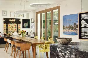 una sala da pranzo con tavolo e sedie in legno di Magic Forte a Forte dei Marmi