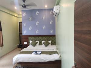 Postel nebo postele na pokoji v ubytování Hotel shivalay palace