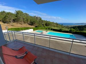 En udsigt til poolen hos Villa with views over the Atlantic Ocean and swimming pool eller i nærheden