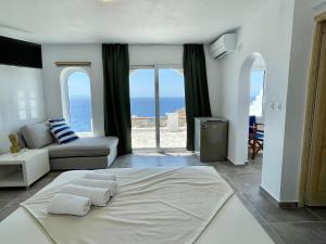 salon z dużym łóżkiem i widokiem na ocean w obiekcie Charakas Horizon w mieście Gavrion
