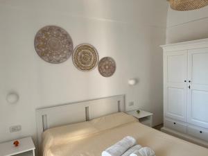 A bed or beds in a room at Ninetta House