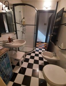 un bagno con due lavandini e una doccia di SUITE BETTy a Mestre