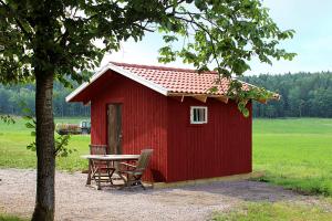 um barracão vermelho com uma mesa e uma mesa de sidx sidx sidxpite em Toric Farmlodge em Brastad