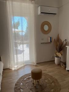 salon z krzesłem i dużym oknem w obiekcie Ninetta House w mieście Selva di Fasano