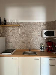 A kitchen or kitchenette at Ninetta House