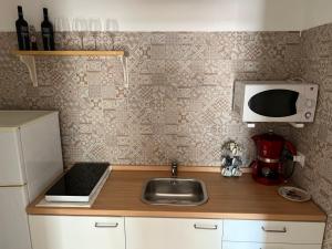 A kitchen or kitchenette at Ninetta House