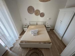 A bed or beds in a room at Ninetta House