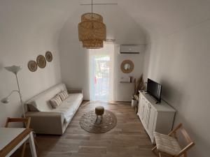 A television and/or entertainment centre at Ninetta House