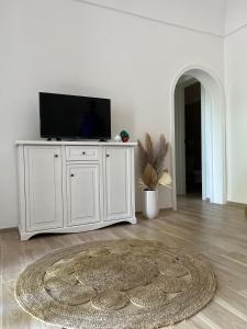 A television and/or entertainment centre at Ninetta House