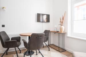 - une salle à manger avec une table et des chaises dans l'établissement JOHOUSE Apartment 3, à Warnemünde