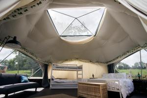 Little River Glamping客房内的一张或多张床位