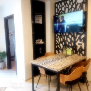 TV a/nebo společenská místnost v ubytování Saint Nicholas Varna Lovely 2 bedroom apartment with sunny garden