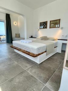 sypialnia z 2 łóżkami i podłogą wyłożoną kafelkami w obiekcie Charakas Horizon w mieście Gavrion