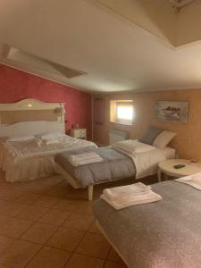 una camera d'albergo con due letti e un tavolo di Hotel Due Colonne a San Bonifacio