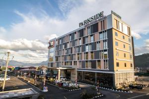 Petro Inn Takengon في Takengon: تقديم فندق الافطار في مدينة