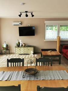 HalbemondにあるVilla Carmenの赤いソファとテーブルのあるリビングルーム