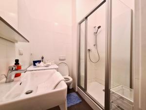 łazienka z prysznicem, umywalką i toaletą w obiekcie LOVELY HOME private TERRACE w Wiedniu +17 zdjęć
