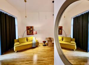 salon z żółtą kanapą i lustrem w obiekcie LOVELY HOME private TERRACE w Wiedniu