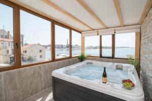 Una bañera con una botella de vino y fruta en ella. en Luxury Villa Christian, en Umag 46 fotos más