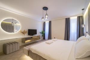 Un dormitorio blanco con una cama grande y un espejo. en Luxury Villa Christian, en Umag