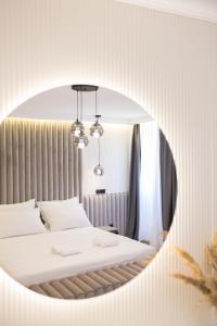 1 dormitorio con 2 camas y espejo redondo en Luxury Villa Christian, en Umag