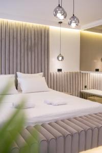 Un dormitorio con una cama grande con sábanas blancas. en Luxury Villa Christian, en Umag