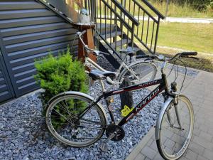 Jazda na bicykli v okolí ubytovania SPA Apartament Jenny Ski&Fun widok na Skrzyczne i skocznię "Skalite"
