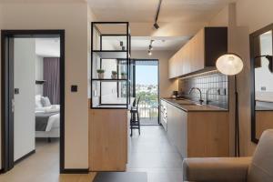 eine Küche und ein Wohnzimmer mit Blick auf ein Schlafzimmer in der Unterkunft Aparthotel Adagio Malta Central in Msida