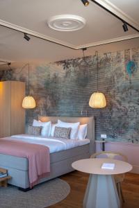1 dormitorio con 1 cama y 1 mesa en Eclectic Hotel Copper, en Middelburg