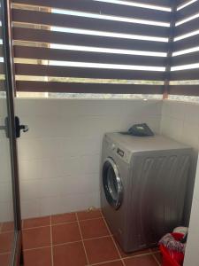 eine Waschmaschine im Bad mit Fenster in der Unterkunft Vera Pueblo Salinas in Vera