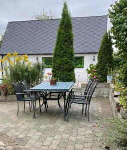 uma mesa e cadeiras em frente a uma casa em Vivans Bed and Self catering em Kristianstad