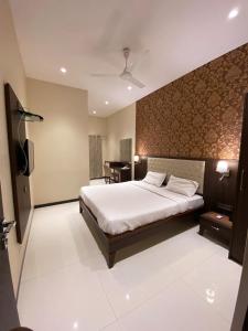 Een bed of bedden in een kamer bij Hotel Shubham Inn