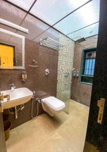 Een badkamer bij Hotel Shubham Inn