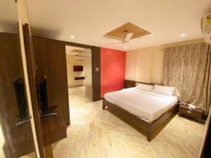 Un pat sau paturi într-o cameră la Hotel Shubham Inn