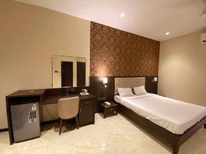 Una cama o camas en una habitación de Hotel Shubham Inn
