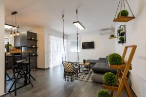 ein Wohnzimmer mit einer Couch und einem Tisch in der Unterkunft Apartment Lo&Ti in Čižići
