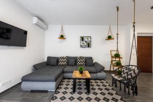 ein Wohnzimmer mit einer Couch und einem Tisch in der Unterkunft Apartment Lo&Ti in Čižići