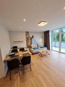 a living room with a couch and a table at Ferienapartments Bensch - Haus Reiskofel in Reisach