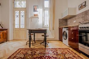 Kuchyňa alebo kuchynka v ubytovaní BudapeStayz - Bacso Apartments