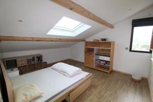 a bedroom with a bed and a skylight at OXTER BAÏTA AVEC LES CLES DE SAINT JEAN DE LUz in Ciboure