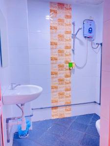 Bilik mandi di Orange Hotel Segamat