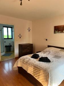 ein Schlafzimmer mit einem Bett und einer Kommode und Sternen an der Wand in der Unterkunft O rivage du Mont 10/12 pers in Huisnes-sur-Mer