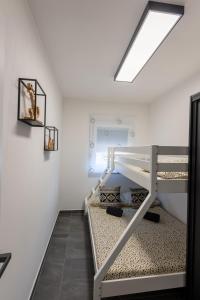 ein Schlafzimmer mit einem Etagenbett in einem Zimmer in der Unterkunft Apartment Lo&Ti in Čižići