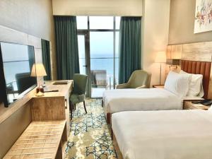 Postel nebo postele na pokoji v ubytování Waves Hotel